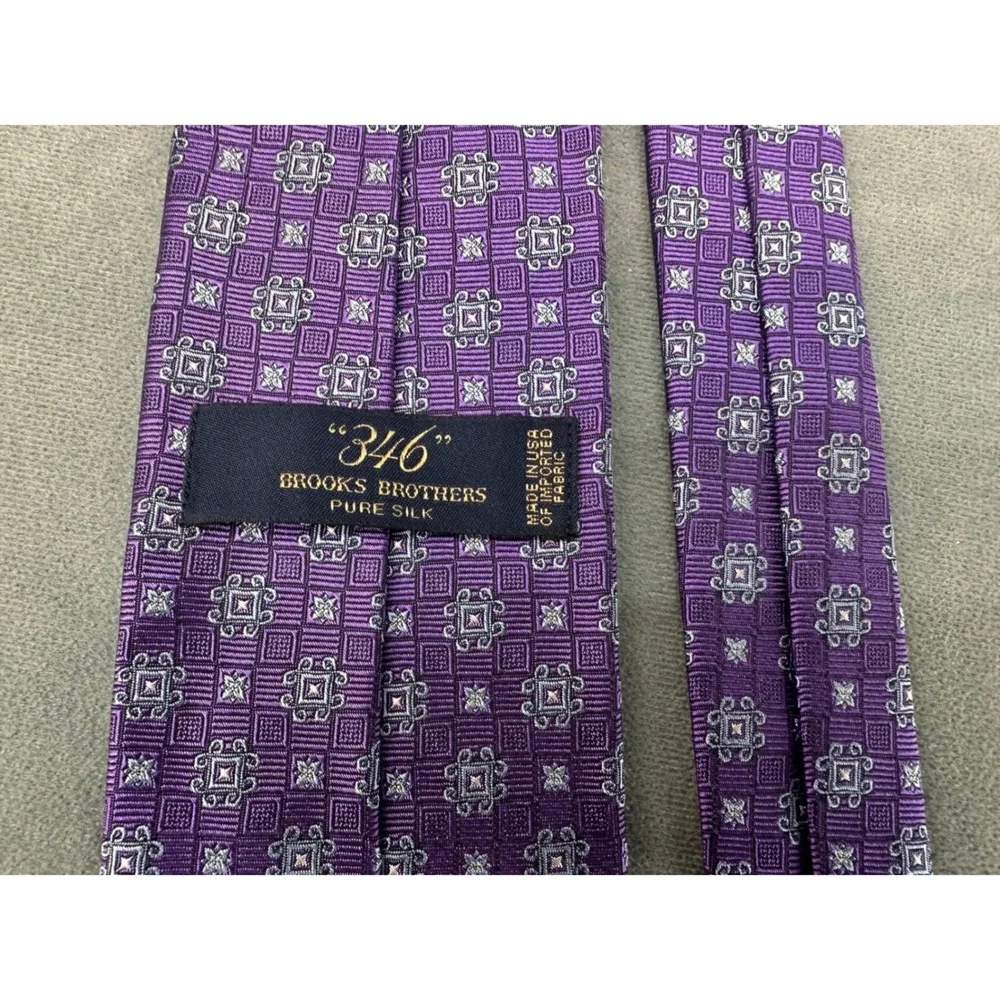 Brooks Brothers 346 Mens Silk Tie Purple Silver Geometric Medallion Woven‎ USA